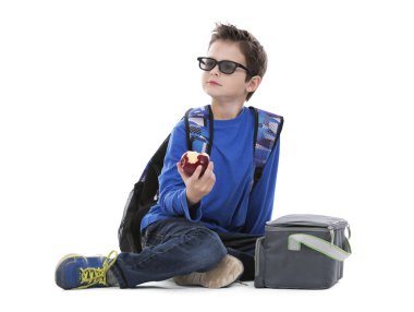 sırt çantası takmış çocuk