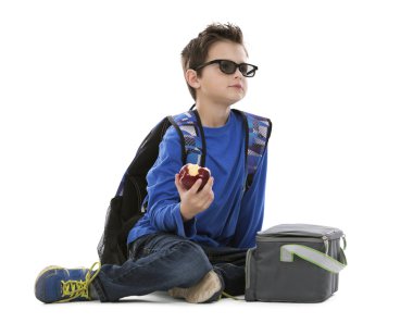 sırt çantası takmış çocuk