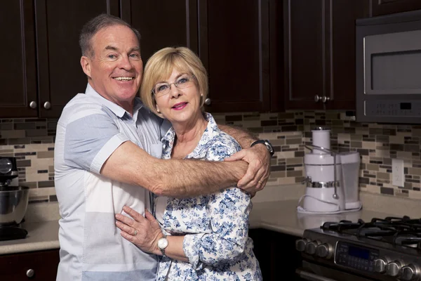 台所で引退したカップル — ストック写真