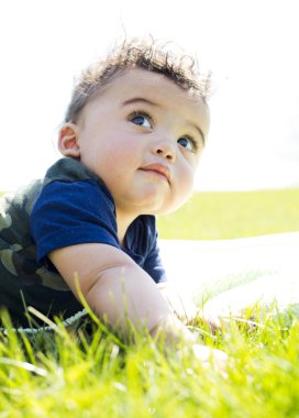 çimenlerin üzerinde erkek bebek