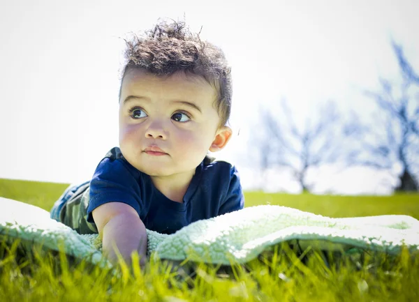 Bayi laki-laki di rumput — Stok Foto