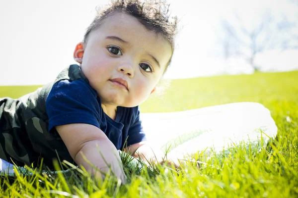 Junge auf Gras — Stockfoto