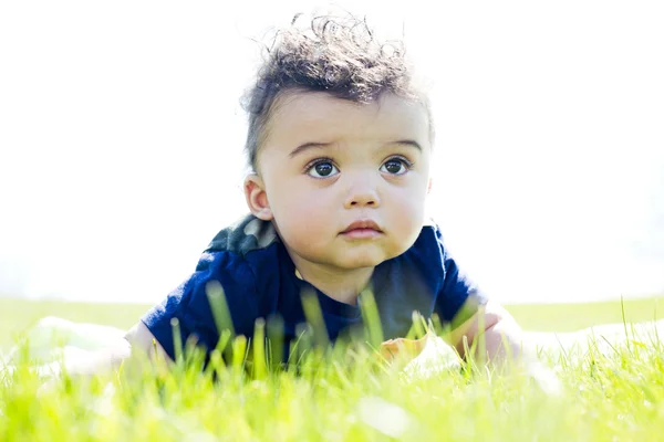 Bébé garçon sur herbe — Photo