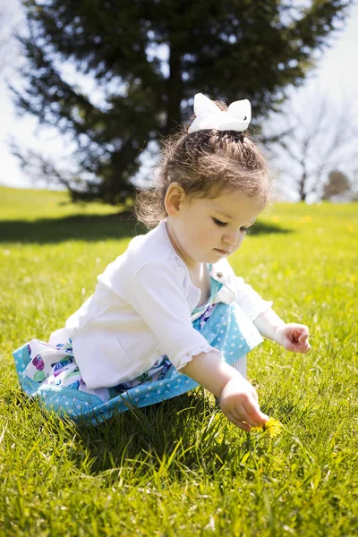 Toddler girl outdoors — Stock Photo, Image