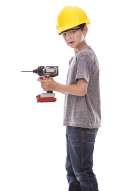 küçük çocuk giyen kask