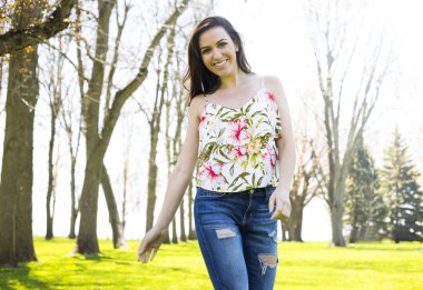 Casual esmer açık havada