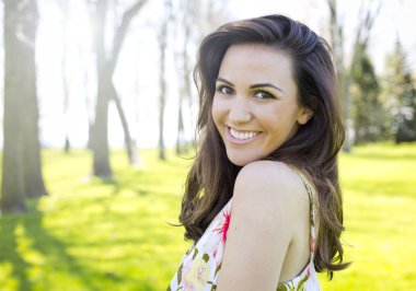 Casual esmer açık havada