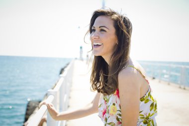 Casual esmer açık havada