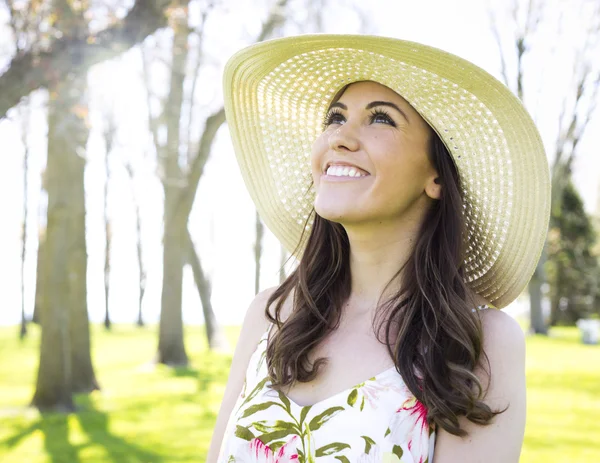 Casual morena al aire libre — Foto de Stock