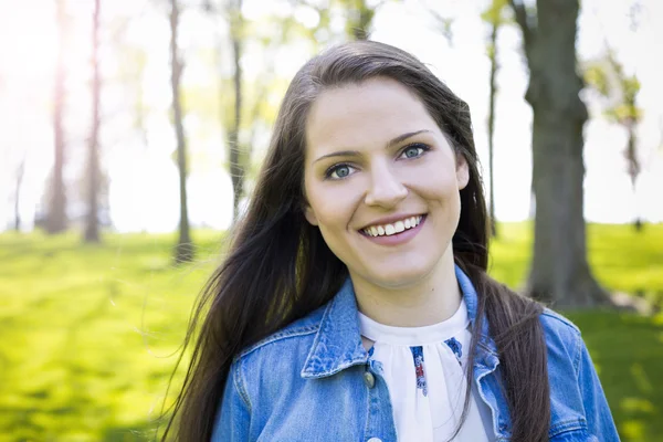 Casual brunette buiten — Stockfoto