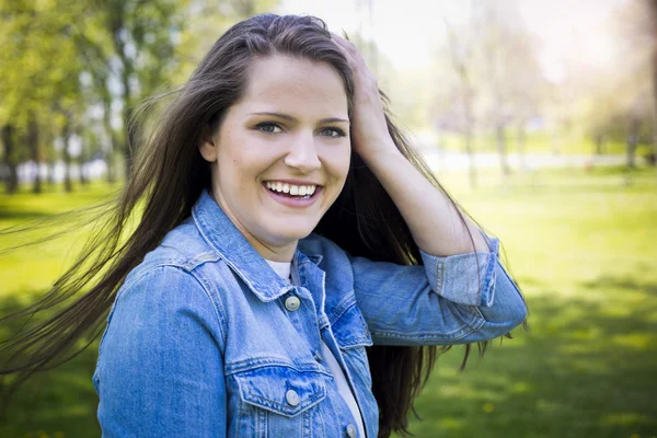 Casual esmer açık havada