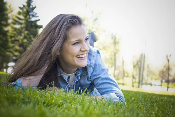 Casual brunette buiten — Stockfoto