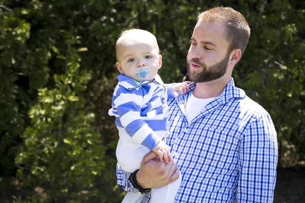 Vater und Sohn im Freien — Stockfoto