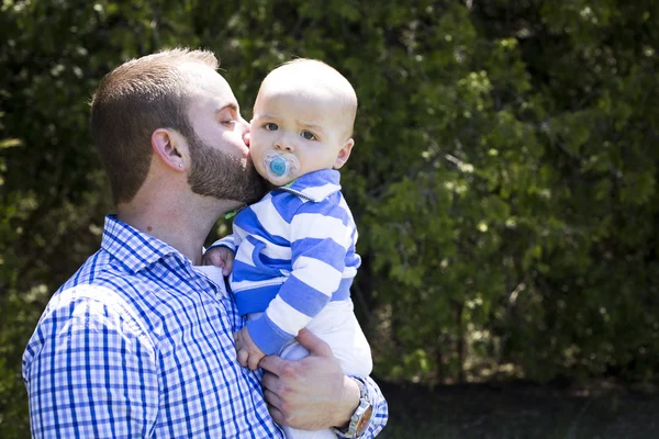 Padre e hijo al aire libre —  Fotos de Stock