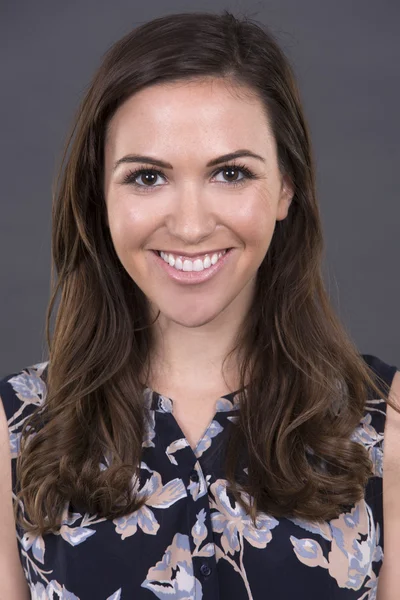 Casual brunette headshot — Stockfoto