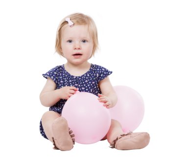 Beyaz arka plan üzerinde yürümeye başlayan çocuk kız