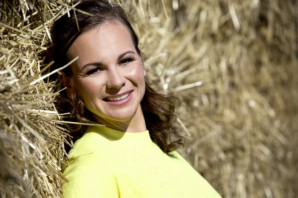 Frau trägt gelbes Herbst-Outfit — Stockfoto