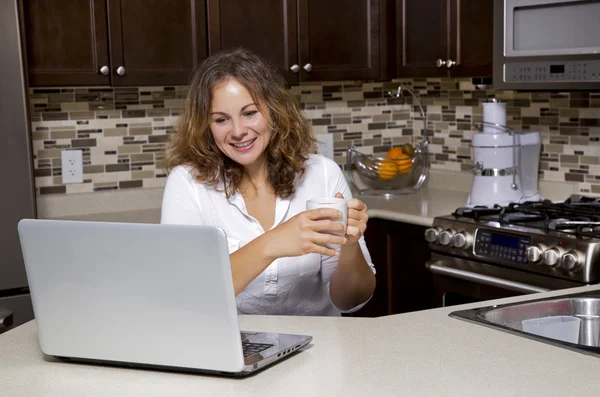 Mujer en la cocina —  Fotos de Stock