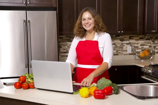 Femme dans la cuisine — Photo