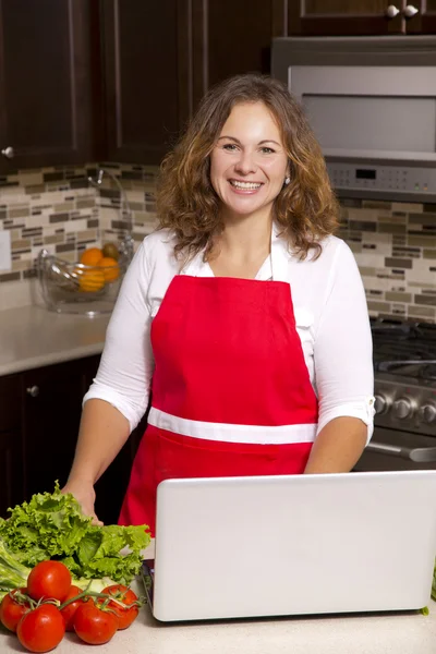 Femme dans la cuisine — Photo