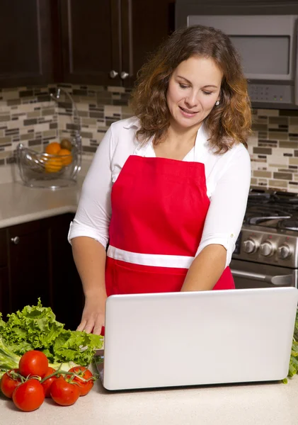 Mulher na cozinha — Fotografia de Stock