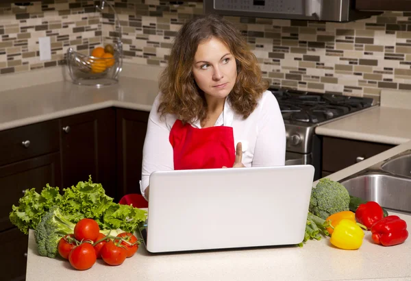 Femme dans la cuisine — Photo