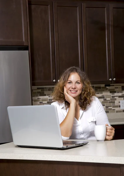 Mujer en la cocina —  Fotos de Stock