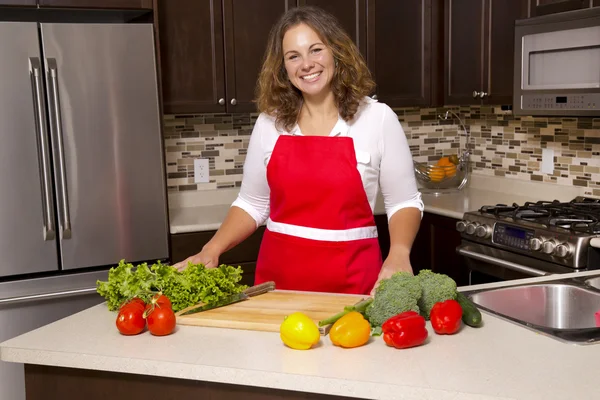 Femme dans la cuisine — Photo