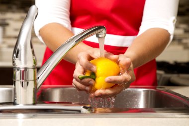 Sebzeleri yıkıyorum.