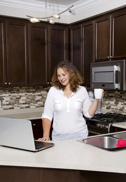 Mujer en la cocina —  Fotos de Stock