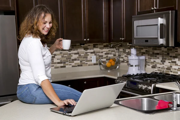 Vrouw in de keuken — Stockfoto