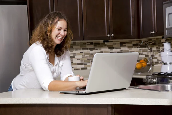 Vrouw in de keuken — Stockfoto