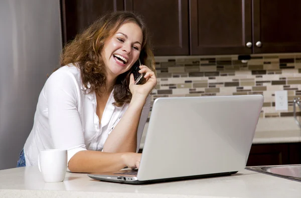 Vrouw in de keuken — Stockfoto