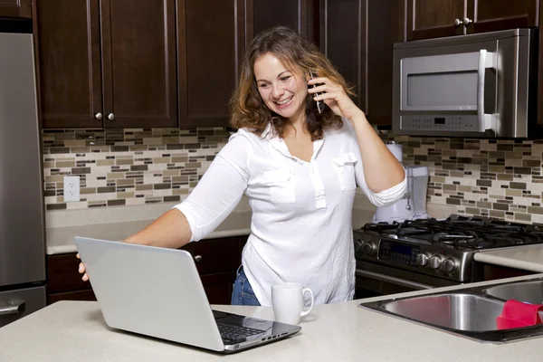 Femme dans la cuisine — Photo