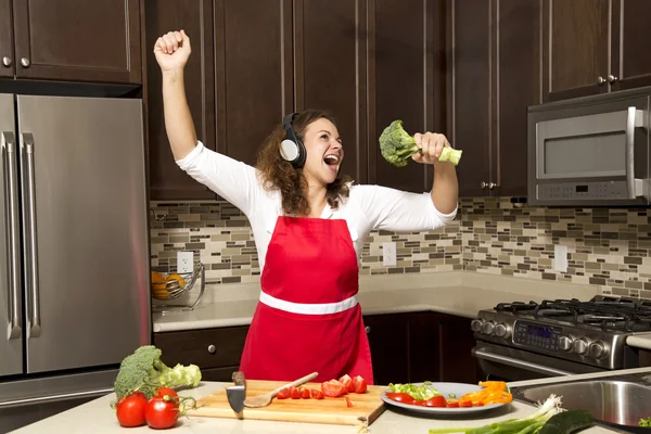 Femme dans la cuisine — Photo