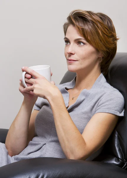 Vrouw die koffie drinkt — Stockfoto