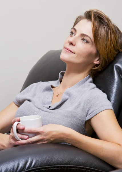 Vrouw die koffie drinkt — Stockfoto