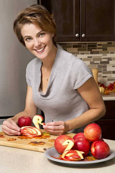 Frau mit Äpfeln — Stockfoto