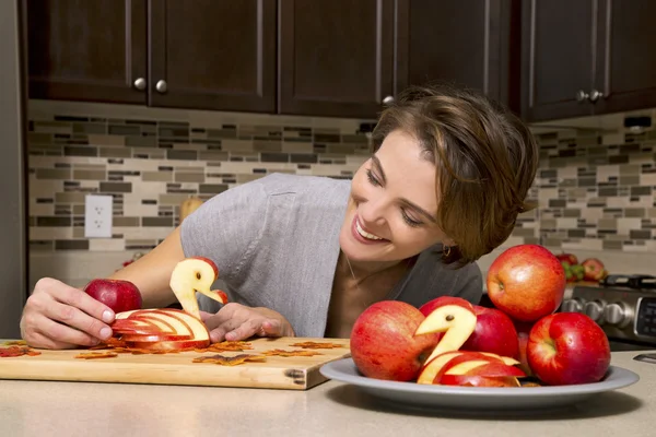 Frau mit Äpfeln — Stockfoto