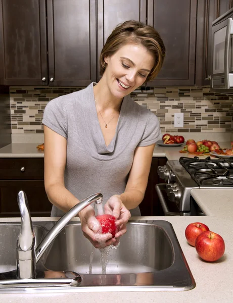 Washing apple — Stock Photo, Image