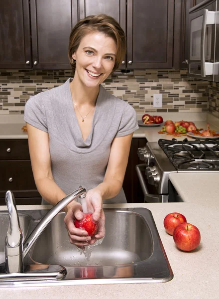 Washing apple — Stock Photo, Image