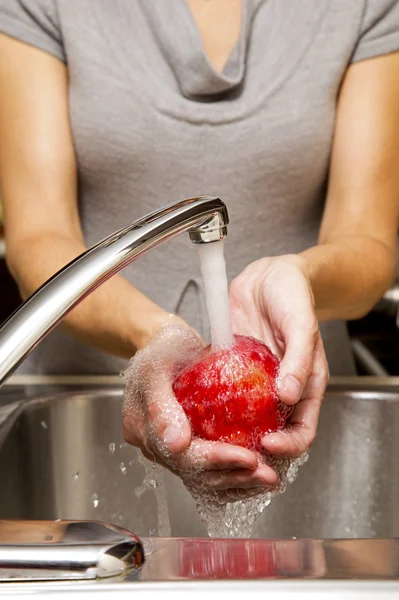 Mytí jablko — Stock fotografie