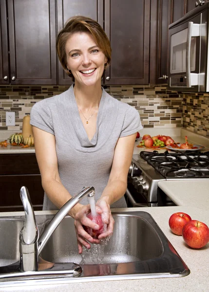 Washing apple — Stock Photo, Image