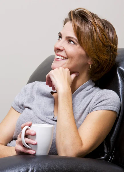 Vrouw die koffie drinkt — Stockfoto