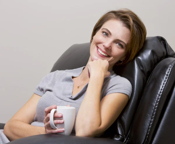 Vrouw die koffie drinkt — Stockfoto