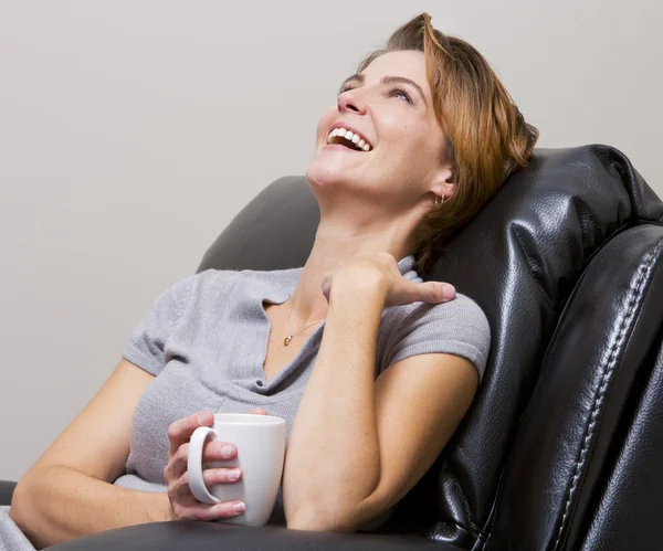 Vrouw die koffie drinkt — Stockfoto