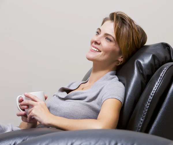 Vrouw die koffie drinkt — Stockfoto