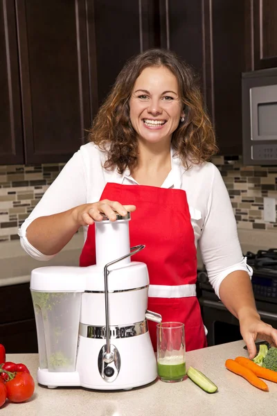 Femme dans la cuisine — Photo