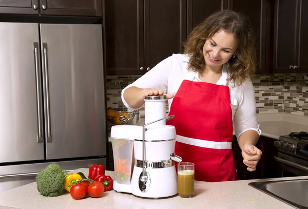 Mujer en la cocina — Foto de Stock