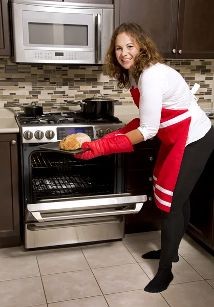 Femme dans la cuisine — Photo